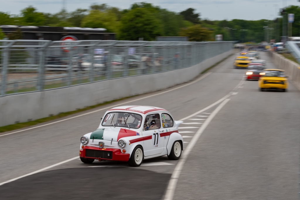 Opløbskurven fra Agerlandsvej til Vognmagervej bliver forsynet med rød-hvide curbs.
(Foto: Classic Race Viborg Fototeam)